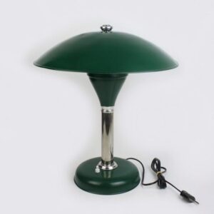 Grön vintagebordslampa med synlig sladd och stickpropp