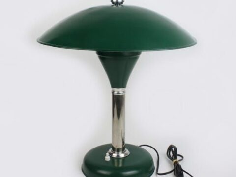 Grön vintagebordslampa med synlig sladd och stickpropp